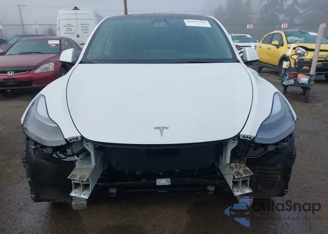 2024 Tesla Model Y Long Range Dual Motor All-Wheel Drive z USA, uszkodzony, nr VIN 7SAYGDEE5RF206099
